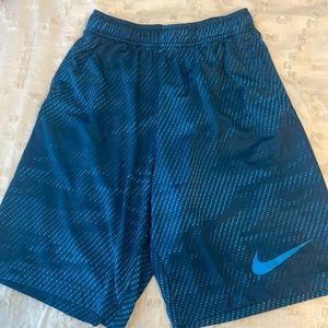 NWOT Nike boys basketball shorts XL